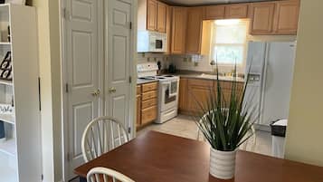 Coffee/tea maker, fridge, microwave, oven