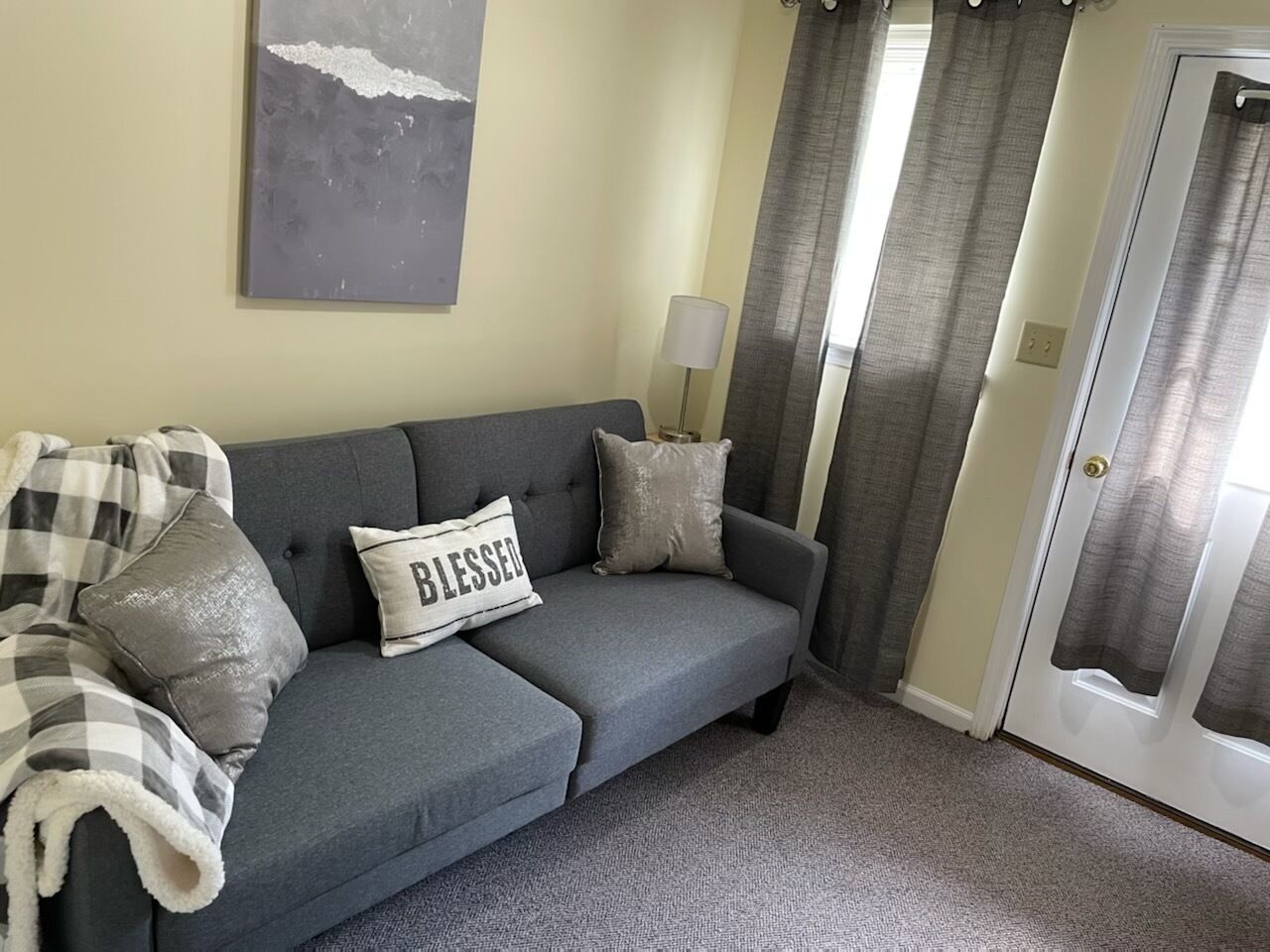 Twin Lake Retreat Nestled on 20 acres, Ponds, Hot Tub, close to Athens