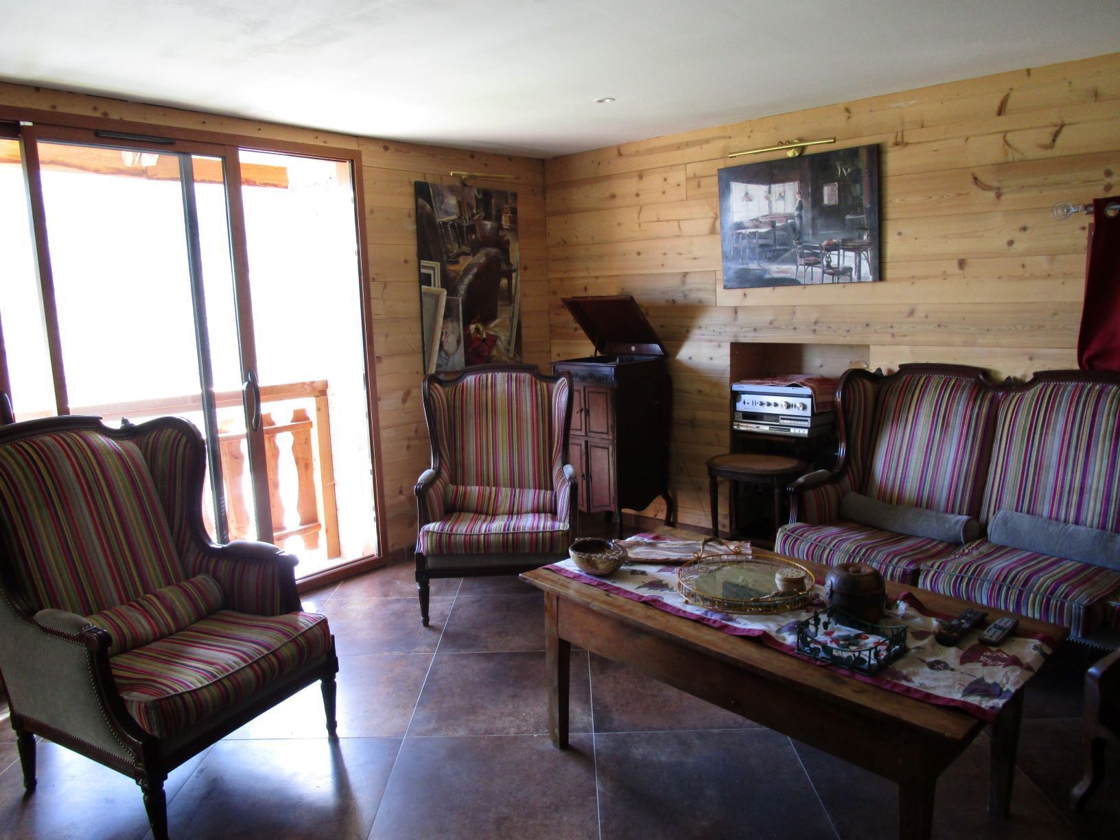 Televisie, een dvd-speler, tafelvoetbal en een tafeltennistafel