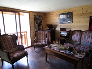 Télévision, lecteur de DVD, baby-foot, table de tennis de table