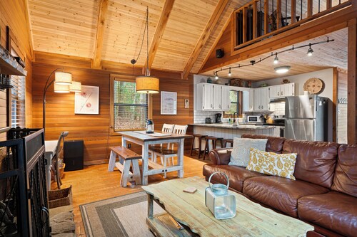 Peaceful cabin in the mountains; near Toccoa River w/firepit, dog-friendly