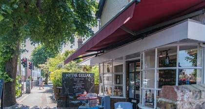 The Landing by Bloom Stays - ideal for families, close to beach and town centre