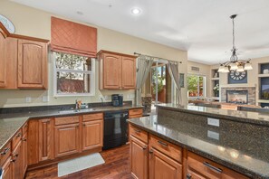 Fridge, microwave, oven, stovetop - Beautiful & Spacious Westside Townhouse, Sleeps 8  w/ A/C.  (Flagstaff)