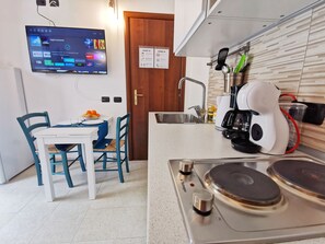 Réfrigérateur, four, plaque de cuisson, cafetière/bouilloire