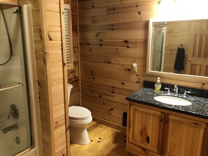 Combined shower/bathtub, hair dryer, towels, shampoo - SUMMER SPECIAL — Book 5 nights 6+7th FREE — LOG CABIN with Privacy+ Firepit (West Jefferson)