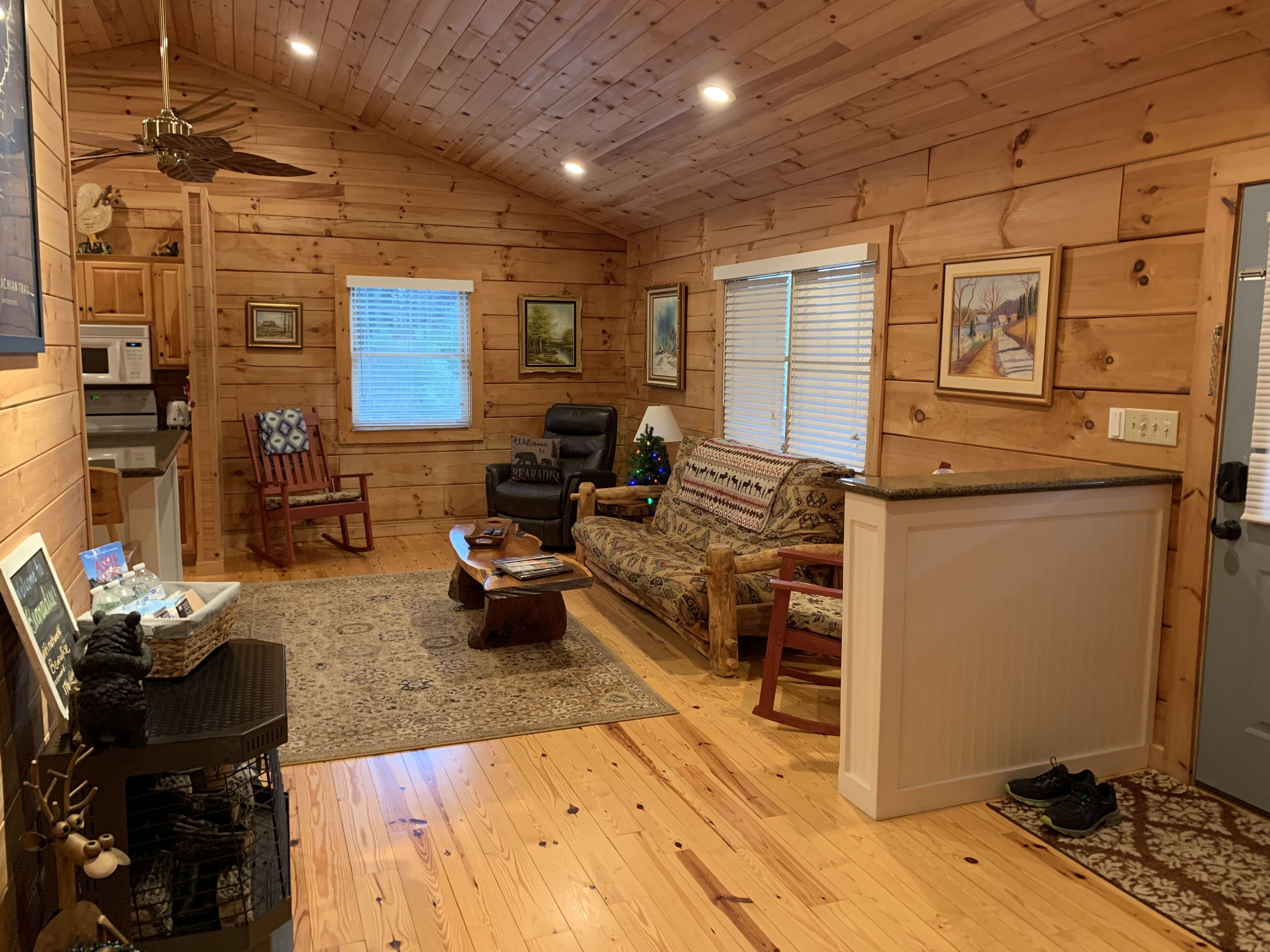 LOG CABIN with Privacy+ Firepit — FALL SPECIAL — Book 4 nights 5th FREE