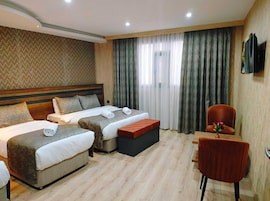 Habitación triple superior | Ropa de cama de alta calidad y minibar (con algunos artículos gratuitos)