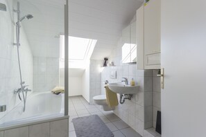 Badkar/dusch, hårtork, handdukar och tvål