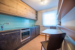 Kühlschrank, Mikrowelle, Ofen, Geschirrspüler
