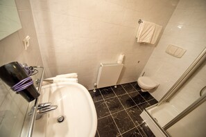 Douche, serviettes fournies