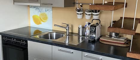 冷蔵庫、電子レンジ、食器洗い機、コーヒー / ティーメーカー