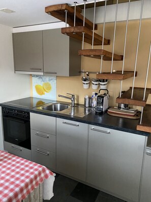 Kjøleskap, mikrobølgeovn, oppvaskmaskin og kaffetrakter/tekoker