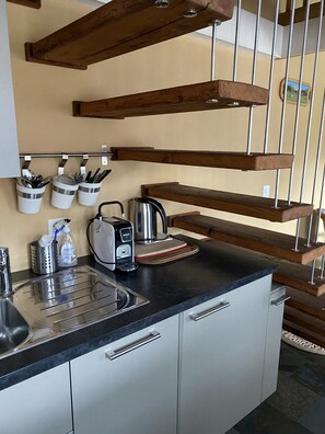 Frigorifero, microonde, lavastoviglie, macchina per tè/caffè