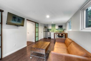 Smart TV, lareira, livros