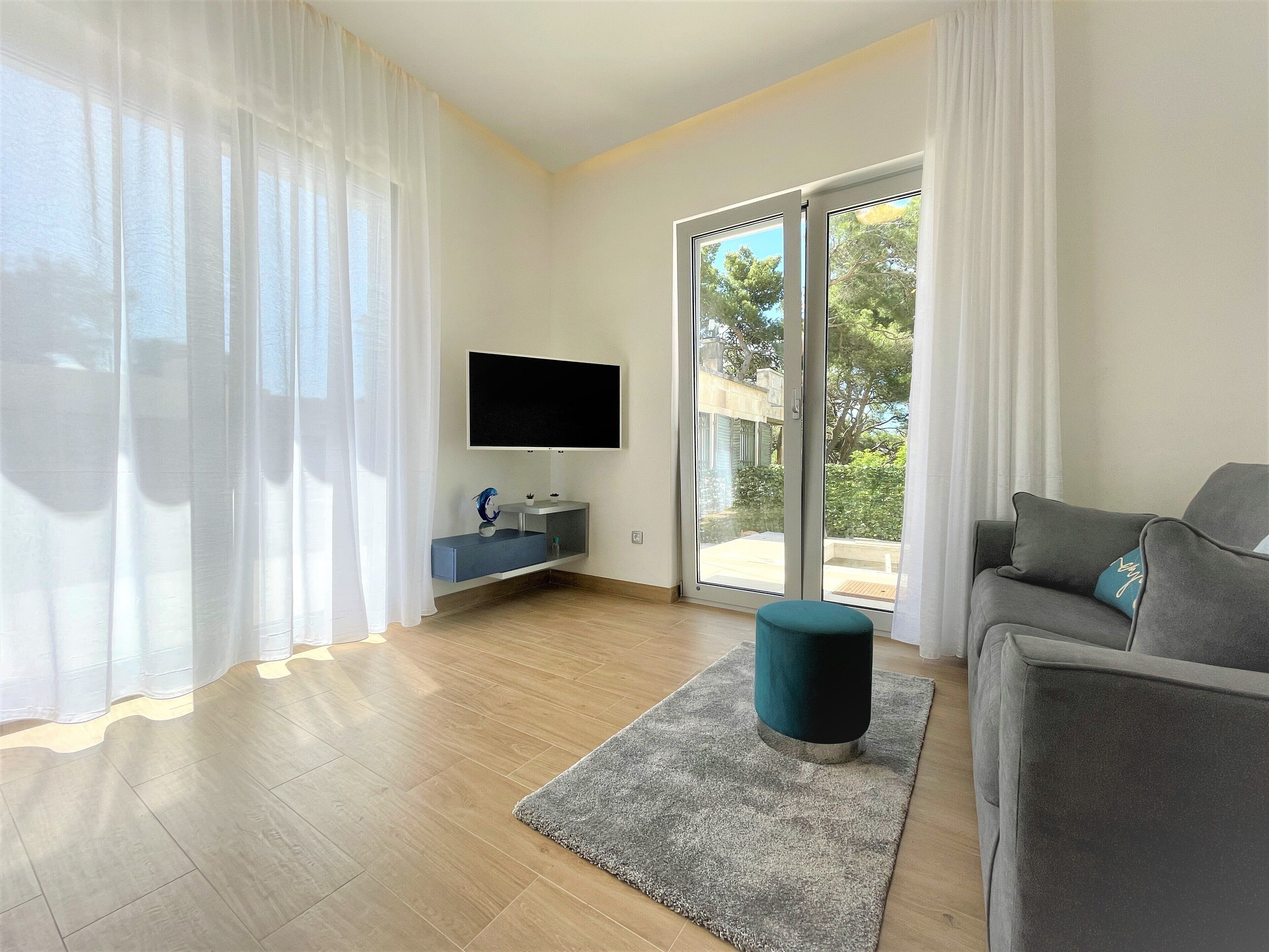 Leilighet – premium, 1 queensize-seng med sovesofa | Oppholdsrom | En 43-tommers smart-TV med Parabol-TV samt TV