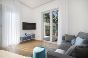 Apartemen Premium, 1 Tempat Tidur Queen dengan tempat tidur Sofa | Ruang keluarga | Smart TV 43-inci dengan saluran TV satelit dan TV
