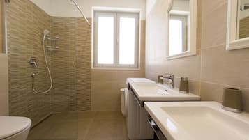 Deluxe House | Bathroom sink