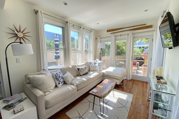 Smart TV, livros, escritórios