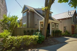 Exterior - #CozyBluffs #OakBluffs #EastChop 1 BD, 1.5 bath home-Walk to Town-Ferries-Beach! (Oak Bluffs)