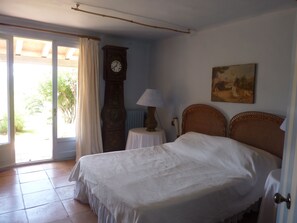 7 bedrooms, travel crib, WiFi, bed sheets