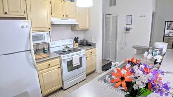 Jääkaappi, mikroaaltouuni, uuni, liesi