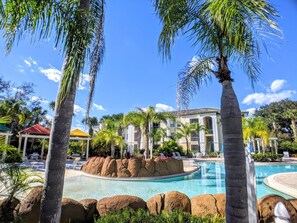 Outdoor pool, a heated pool - Cosy Condo near Disney and Parks. season price. (Kissimmee)