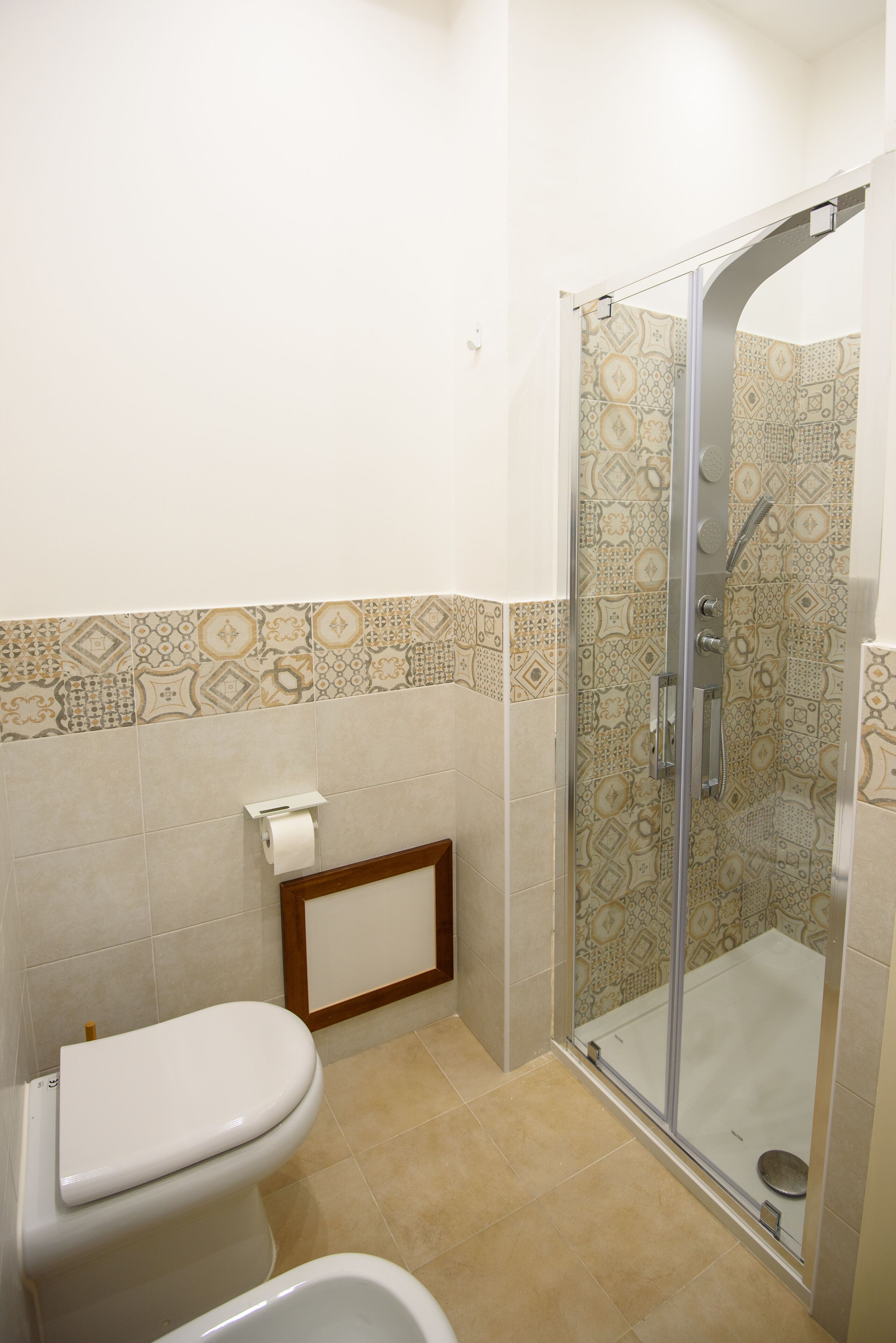 Suihku, hiustenkuivaaja, bidee, pyyhkeet