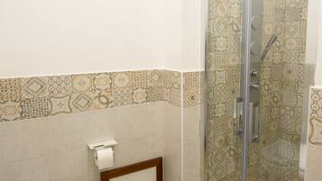 Suihku, hiustenkuivaaja, bidee, pyyhkeet