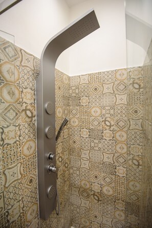 Douche, sèche-cheveux, bidet, serviettes fournies