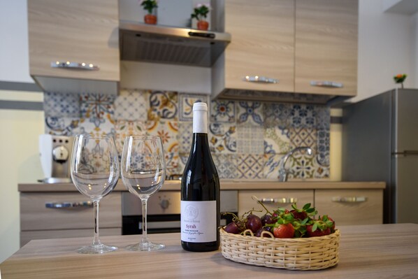 Réfrigérateur, four, plaque de cuisson, moulin à café