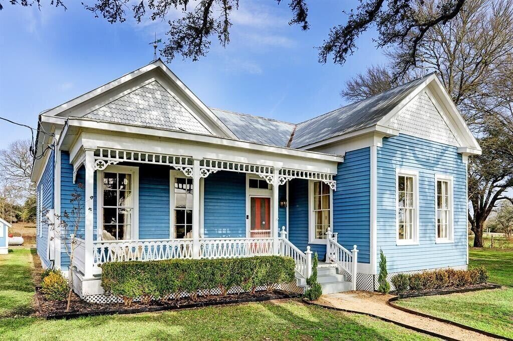 The Poppy- Round Top + 2 Miles from Town Square!