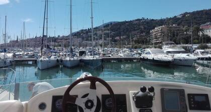 Bel Appartement Moderne : vue Mer, Menton Garavan