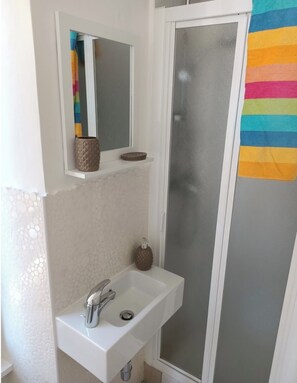 Douche, séchoir à cheveux, bidet, serviettes fournies