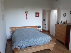 3 bedrooms, iron/ironing board, free WiFi