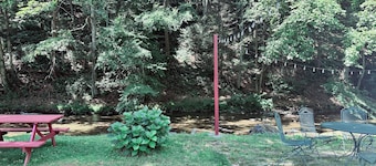 Creekside Cottage Next to Knoebels Amusement Resort. Large Yard, Fire Pit, Patio