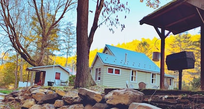 Creekside Cottage Next to Knoebels Amusement Resort. Large Yard, Fire Pit, Patio