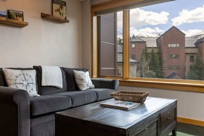 Televisión de pantalla plana, chimenea y oficina 