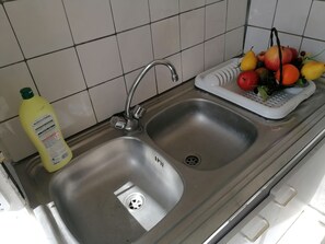 Batterie de cuisine, vaisselle et ustensiles