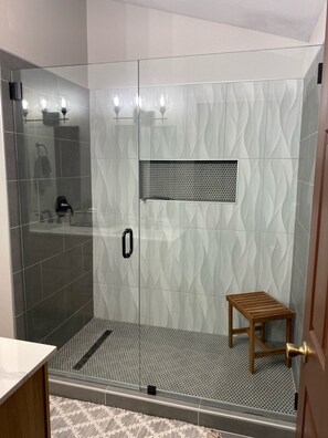 Combined shower/bathtub, hair dryer, towels, toilet paper - Lake Mac Condo on The 18th Fairway (Brule)