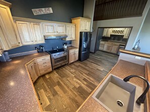 雪櫃、微波爐、焗爐、爐具