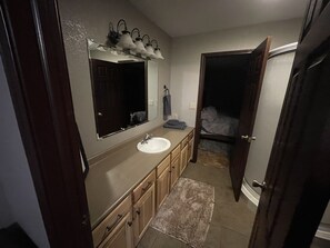 Ensemble douche/baignoire, sèche-cheveux, serviettes fournies