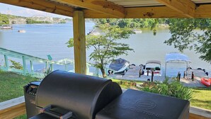 A grill with a view of a lake and boats. - Key Lime Resorts - Unit #3 Key Lime Cottage (Monticello)