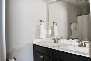Bathtub, hair dryer, towels, soap - Pinehurst Golf Retreat, Pool Table, Fire Pit! (Pinehurst)