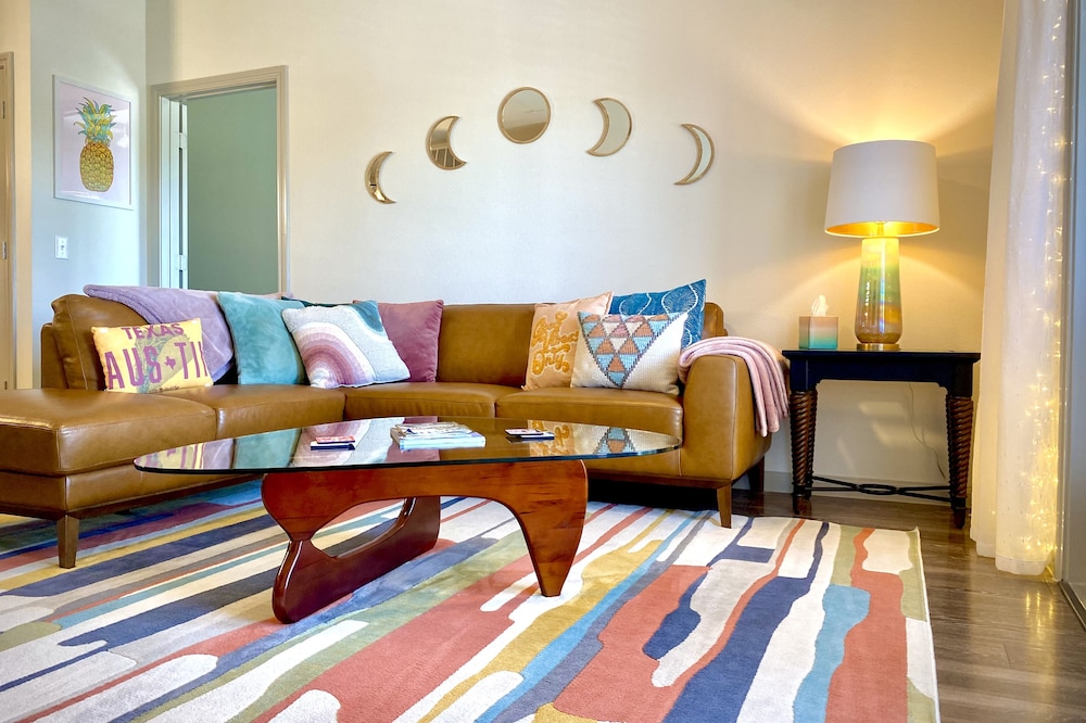 Zen Retreat Austin ॐ great pool, private balcony, city views • close to airport