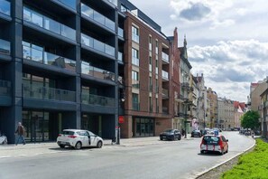 Un edificio moderno con varios pisos, ventanas amplias y fachadas de ladrillo y vidrio.