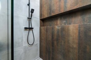 Ducha, secador de pelo, toallas y champú