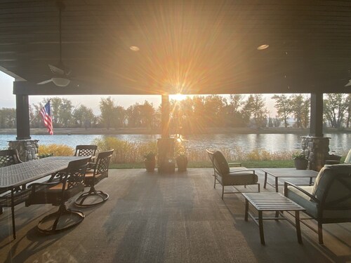 Spectacular Riverfront guest house with unparalleled Salmon river & mtn views!