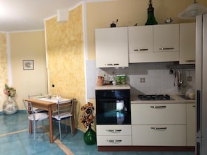 Fridge, oven, stovetop, coffee/tea maker