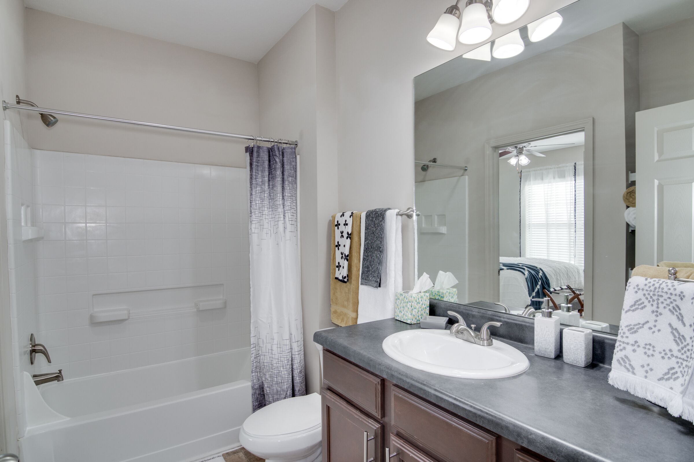 King Bed, 100 MBPS Wi-Fi, 2.5 miles from Doctor's Hospital