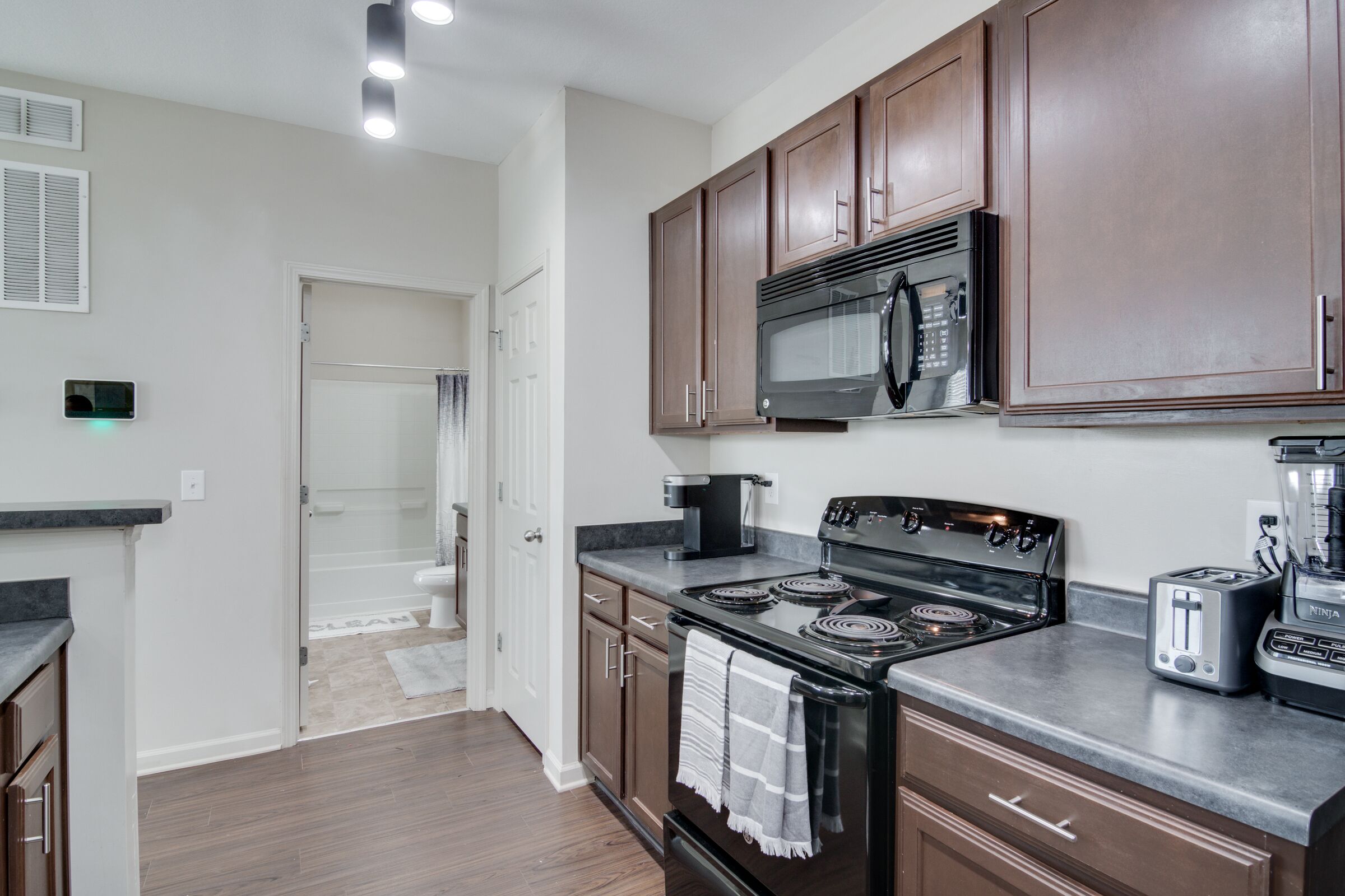 King Bed, 100 MBPS Wi-Fi, 2.5 miles from Doctor's Hospital